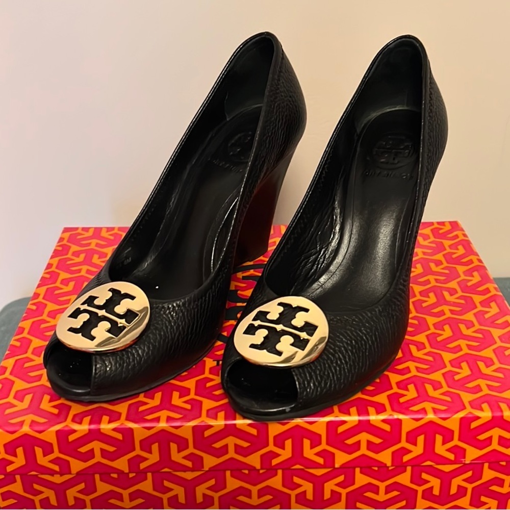 Tory Burch Black / Gold Wedge